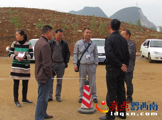 興義四小民航校區(qū)安全小組成員對校園周邊環(huán)境進(jìn)行排查.JPG