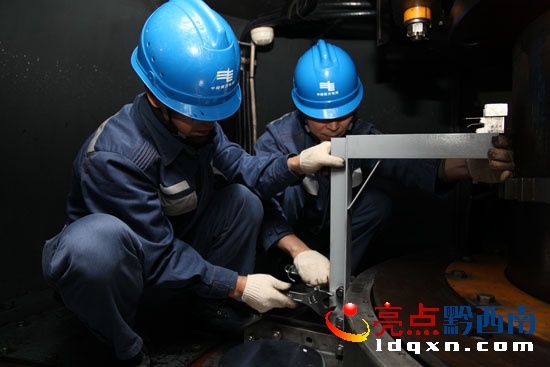 圖為檢修中心繼電保護(hù)班按照文明檢修要求開展4號機(jī)轉(zhuǎn)子大軸接地裝置安裝工作 副本副本.jpg