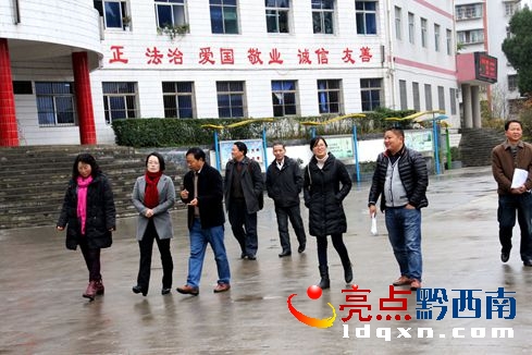 副縣長(zhǎng)潘瓊（左二）到晴隆民中調(diào)研.jpg