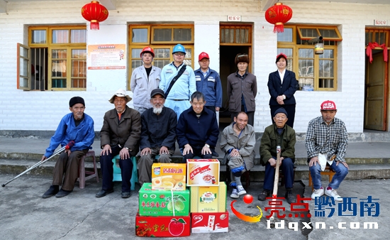 晴隆供電局:情滿(mǎn)雷鋒日 “電”暖福利院(盧關(guān)文 攝) (10).JPG