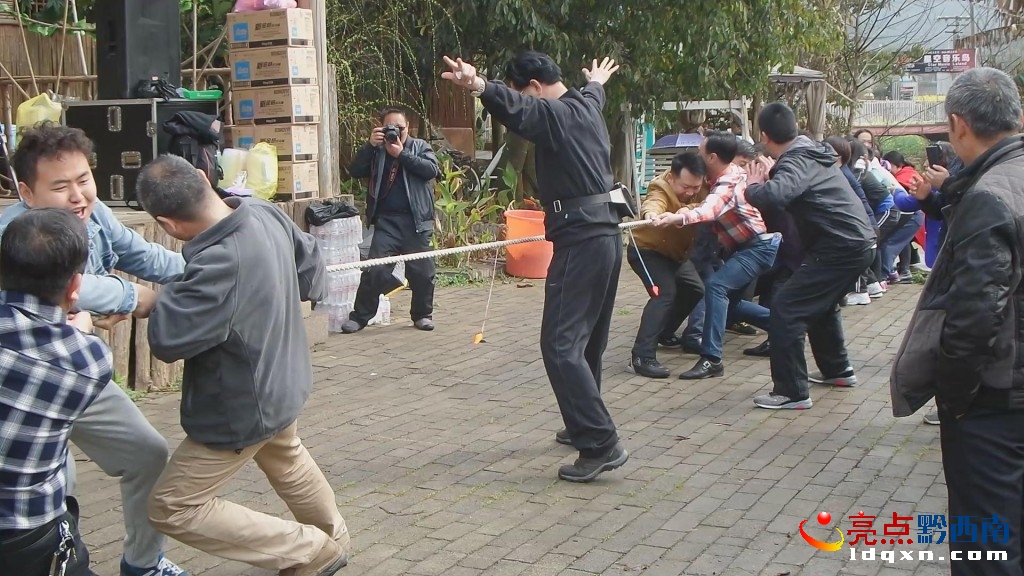 興義市教育局機(jī)關(guān)工會(huì)開展慶“三八”婦女節(jié)文體趣味活動(dòng) (2).jpg