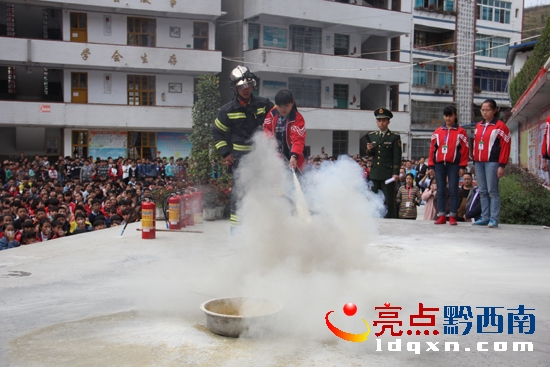 圖為學(xué)生現(xiàn)場(chǎng)使用滅火器滅火.JPG