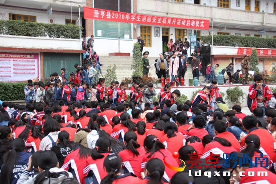 圖為火災(zāi)應(yīng)急疏散演練現(xiàn)場(chǎng).JPG