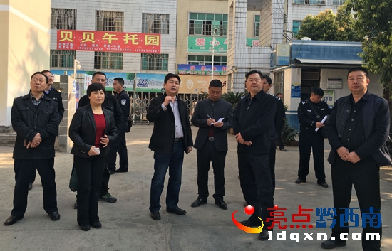 圖為市委副書記蔣蜀安(右二)等市領(lǐng)導(dǎo)在桔山街道辦檢查校園周邊治安環(huán)境。.jpg