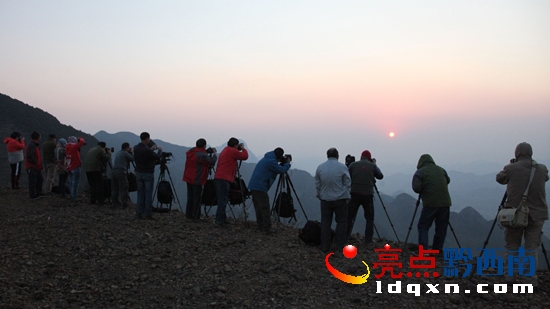 1 (10l兩地)攝影家走進(jìn)盤州秘境轎子頂.JPG