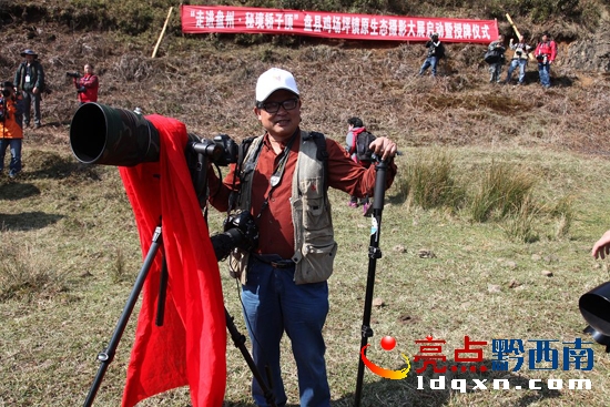 黔西南攝影家協(xié)會(huì)輪流主席張德厚在開機(jī)現(xiàn)場.jpg