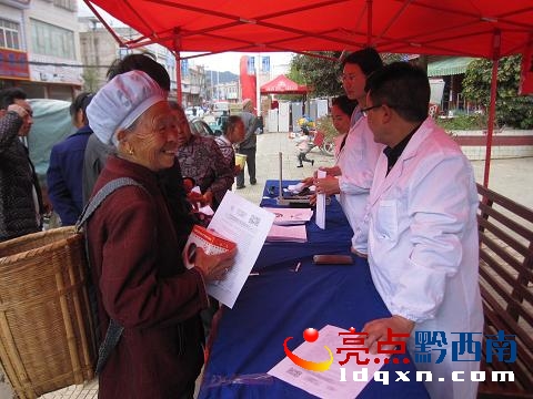 (圖為:義龍試驗區(qū)“世界防治結(jié)核病日”宣傳活動現(xiàn)場)b.JPG