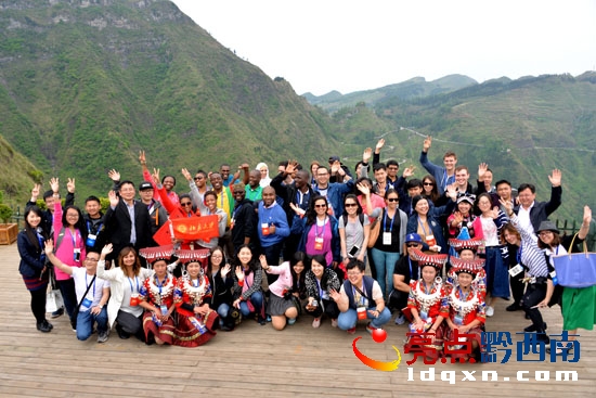 參加萬峰林峰會(huì)的國(guó)際友人與工作人員在觀景臺(tái)合影紀(jì)念(陳亞林?jǐn)z影).jpg