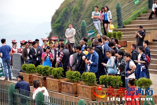 參加萬峰林峰會(huì)的國(guó)際友人在觀景臺(tái)聽取講解(陳亞林?jǐn)z影).jpg