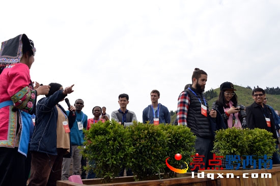 參加萬峰林峰會(huì)的國(guó)際友人聽取介相情況關(guān)紹(陳亞林?jǐn)z影).jpg