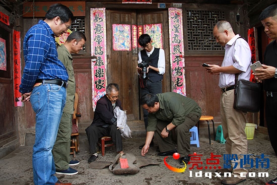 圖為參觀馬鞍。.jpg