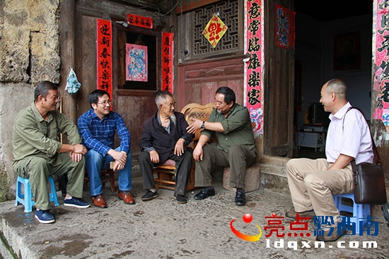 圖為聆聽(tīng)余老伯講述故事。.jpg