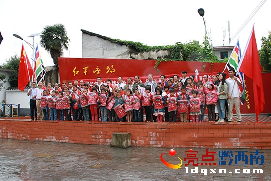 圖為與學(xué)生合影留念。.jpg
