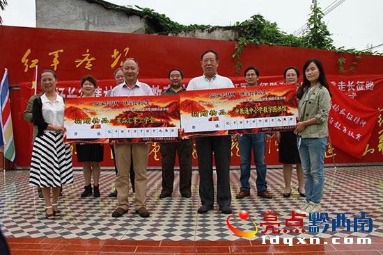 圖為捐贈(zèng)現(xiàn)場(chǎng)。.jpg