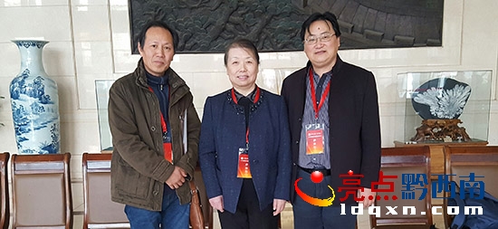 曹智勇(左)與中國文化產(chǎn)業(yè)促進會會長青云(中)城市雕塑文化委員會副會長顧飆(右)合影.jpg