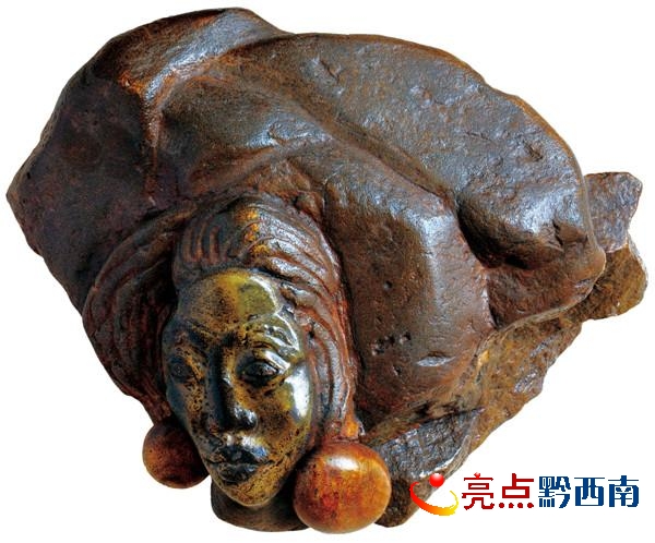 曹智勇(左)與中國文化產(chǎn)業(yè)促進會會長青云(中)城市雕塑文化委員會副會長顧飆(右)合影.jpg
