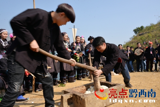 打糍粑活動(dòng)現(xiàn)場(chǎng)(陳亞林?jǐn)z影).JPG