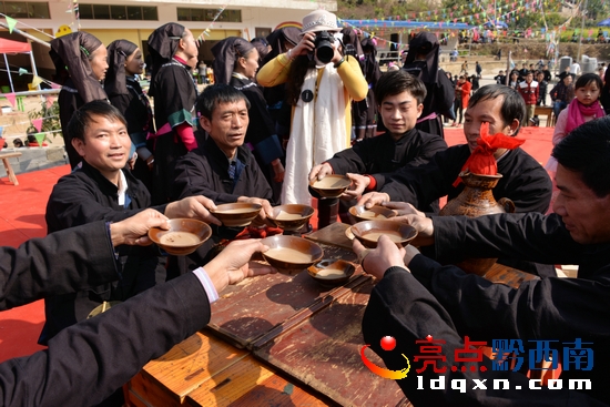 演示布依迎親酒(陳亞林?jǐn)z影).JPG