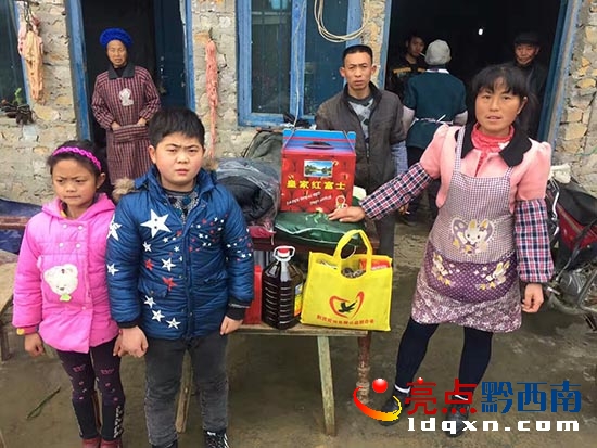 2017年1月15日魚(yú)鷹愛(ài)心團(tuán)隊(duì)為王正權(quán)家送來(lái)的慰問(wèn)品.jpg