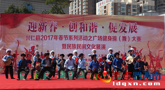 興仁舉行2017年廣場(chǎng)健身舞暨民族民間文化展演 (4).JPG