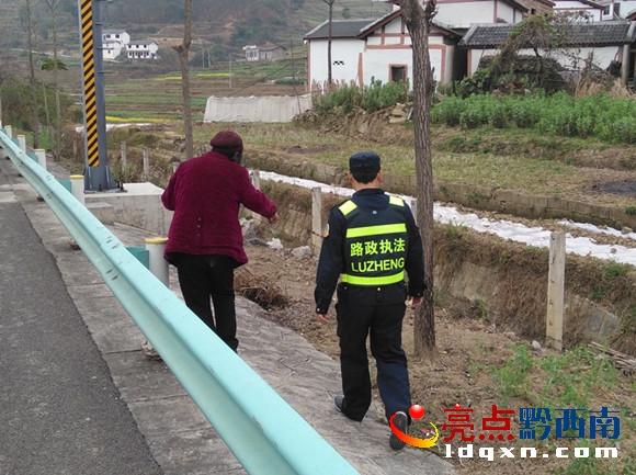 護(hù)送老人離開(kāi).jpg