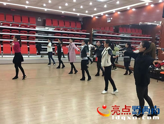 參賽隊伍正在訓(xùn)練.JPG