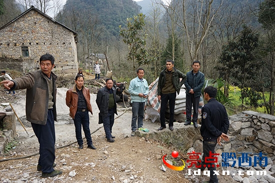 圖為調(diào)研組在冗阿秧組精準(zhǔn)扶貧戶彭榮祥(左四)家查看圈舍修建情況時(shí)情景.JPG
