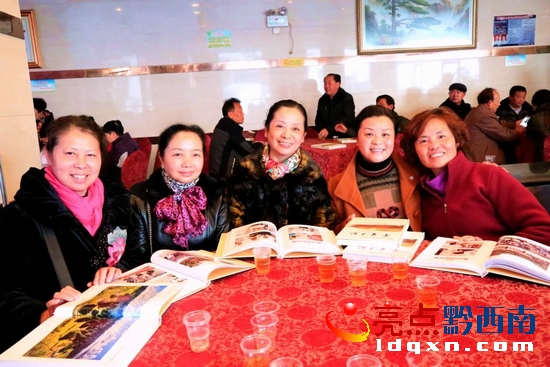 參會(huì)的老年朋友們（二）—溫紹杰 攝.jpg