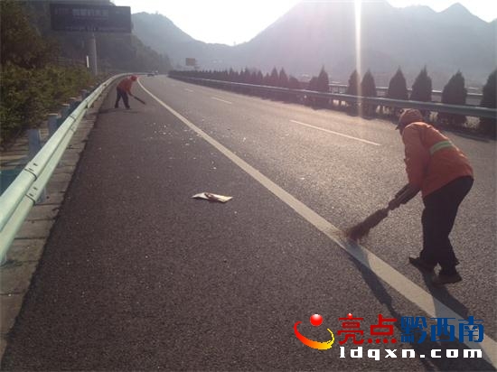 高速公路養(yǎng)護(hù)工人開(kāi)展養(yǎng)護(hù)作業(yè).JPG