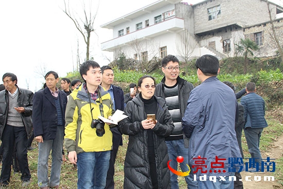 1.組委會(huì)聽取長(zhǎng)流移民情況介紹.JPG