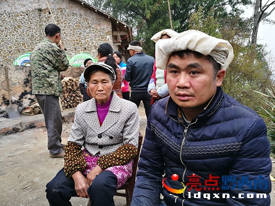 余小福(右)和他母親(左).jpg