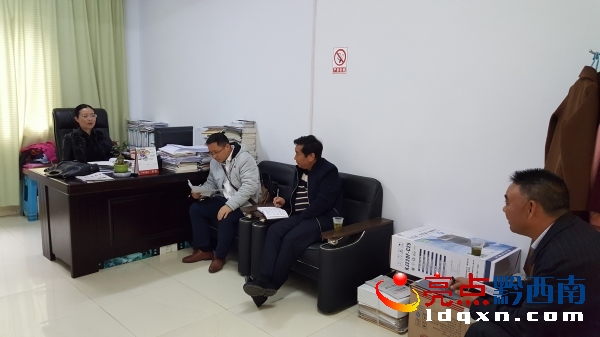興義市教育局開展全市民辦學(xué)校黨建工作專題調(diào)研 (圖為在賽文學(xué)校調(diào)研).jpg
