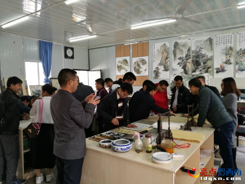 圖為書法創(chuàng)作互動(dòng)交流場景.jpg