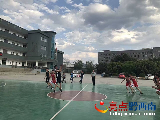 興義市豐都中學(xué)舉行春季學(xué)生籃球運動會圖2.jpg