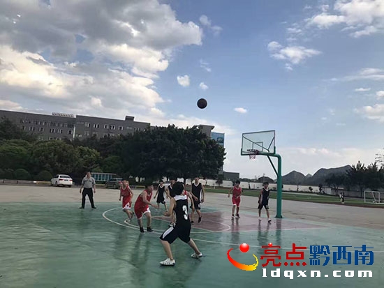 興義市豐都中學(xué)舉行春季學(xué)生籃球運動會圖1.jpg