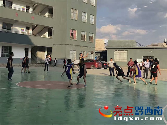 興義市豐都中學(xué)舉行春季學(xué)生籃球運動會圖3.jpg