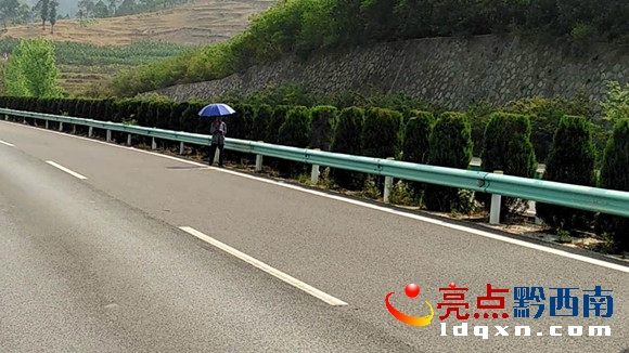 老人行走高速.JPG
