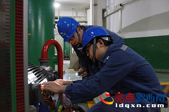 圖為電氣檢修班在廠房機(jī)組檢修現(xiàn)場(chǎng)開(kāi)展工作。李玲 攝.JPG