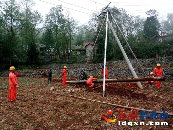 為興仁供電局電力工人齊心協(xié)力更換架設(shè)損毀電桿。段明芬攝影報(bào)道.jpg