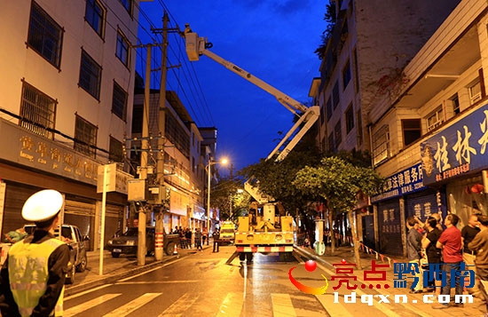 夜間帶電作業(yè)(盧關(guān)文 攝) (2).JPG