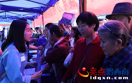 興義供電局供電員工正在為用戶講解電力設(shè)施安全保護(hù)法規(guī)(盧關(guān)文 攝).JPG