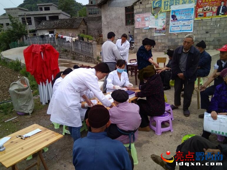 圖為屯腳鎮(zhèn)衛(wèi)生院醫(yī)務(wù)人員正在為老百姓抽血化驗(yàn).jpg