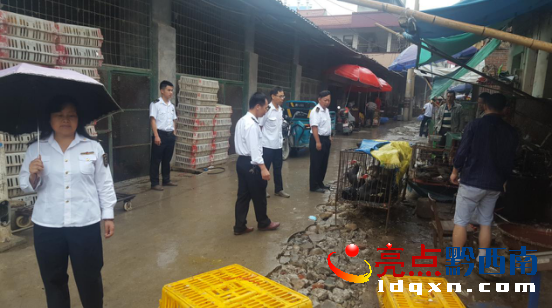 執(zhí)法人員正在活禽市場給經(jīng)營者們解釋關(guān)于休市的相關(guān)問題.png