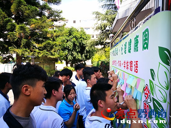 爭(zhēng)先恐后為高三同學(xué)寫祝福語.jpg