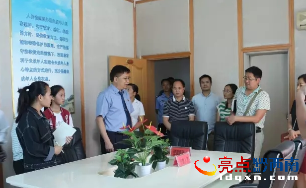 圖為冊亨縣檢察院副檢察長韋朝舒帶領(lǐng)大家參觀未檢室.png