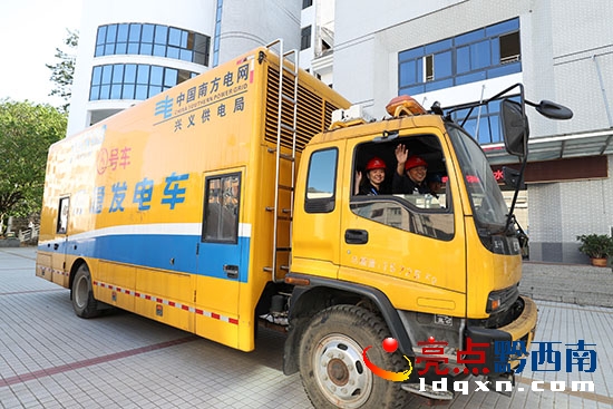 06保電員工與同學(xué)們揮手告別離開考點(diǎn) (1).JPG
