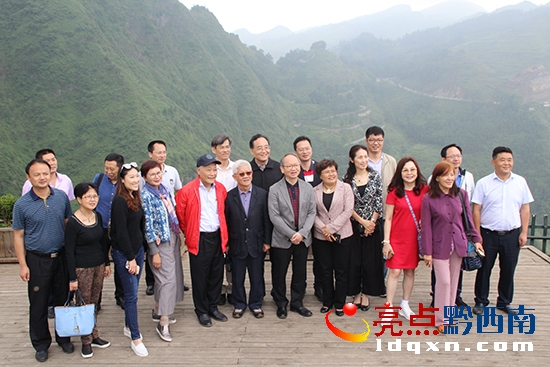 考察團(tuán)在愛(ài)國(guó)主義教育基地合影.JPG