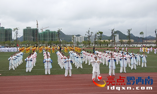 參賽隊(duì)伍正在展示健身氣功·八段錦.JPG