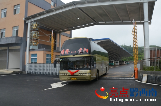 首班客車出站.JPG
