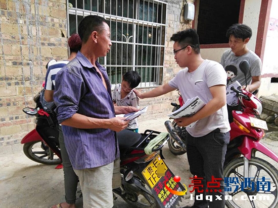 圖為安監(jiān)站工作員正在向機(jī)動車駕駛員發(fā)放交通安全法律法規(guī)宣傳資料.jpg